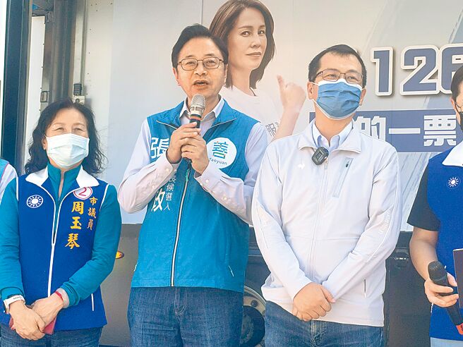 國民黨桃園市長候選人張善政（中）批評，民進黨不學乖戰勝不過民意。（呂筱蟬攝）
