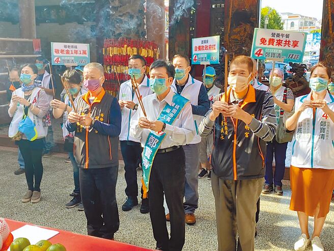 無黨籍桃園市長候選人鄭寶清（前排中）26日從楊梅啟明宮出發掃街，對於民進黨傳出高層下令保住桃園，鄭直言，民進黨若繼續和台大、知識份子與全民對抗，當然得不到支持。（蔡明亘攝）