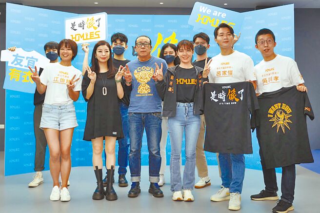 新北市长侯友宜选举办公室选举团队公布选举团队服，潮流不俗气。（侯友宜选举办公室提供／叶德正新北传真）