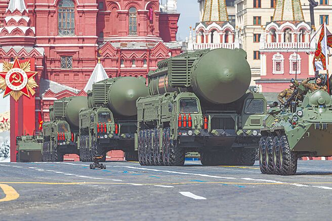 美国国防部25日（当地时间）证实，俄罗斯已知会美国，自26日起举行维持数星期的年度核武例行演习。图为俄罗斯今年5月7日在莫斯科红场举行卫国战争胜利日阅兵式总彩排。（新华社）