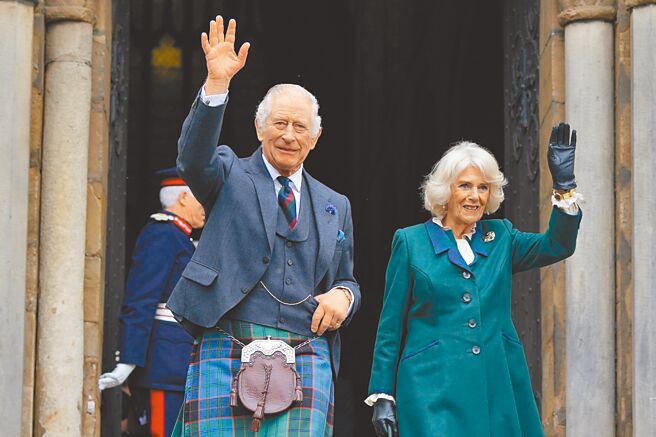 英王查尔斯三世（左）希望透过修法，让他的国务顾问都是王室工作成员。右为王后卡蜜拉。（摘自英国皇室官网）