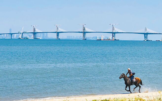 金门县金门大桥即将于10月30日通车，县府规画通车后第1年不收过桥费。（本报资料照片）