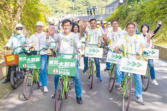 民进党新北市长候选人林佳龙到草岭古道和宜兰县长候选人江聪渊合体，共同骑乘自行车，大谈观光政策。（林佳龙竞选办公室提供／陈慰慈新北传真）