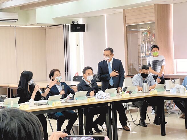 立委萬美玲（左一）和桃園市教育局長林明裕（右三）26日因經國國中改制完全中學爭議唇槍舌戰，立委賴香伶（左二）連忙出面當和事佬。（蔡依珍攝）