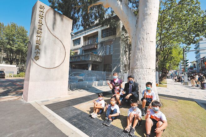 新竹國小通學步道26日啟用，完工後的通學步道總長約400公尺，穿透式圍籬拉近了古蹟校舍和社區居民的距離，更創造安全的步行空間。（陳育賢攝）