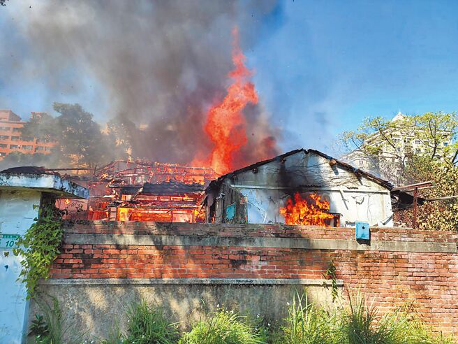 北科附工日式宿舍群歷史建筑26日中午惨遭祝融之灾。（翻摄照片／蔡依珍桃园传真）