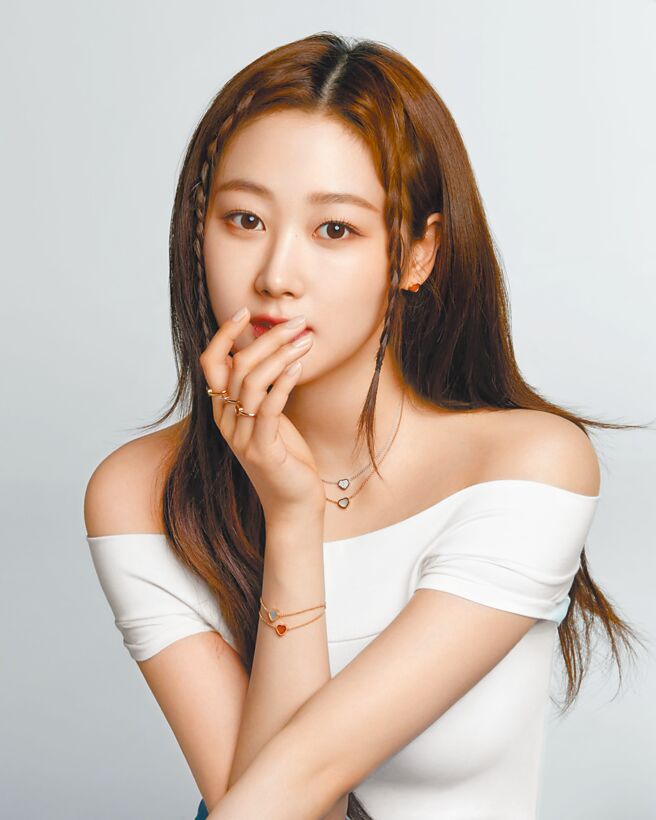 韓國女團aespa的Giselle詮釋蕭邦珠寶充滿年輕活力的一面。（CHOPARD提供）