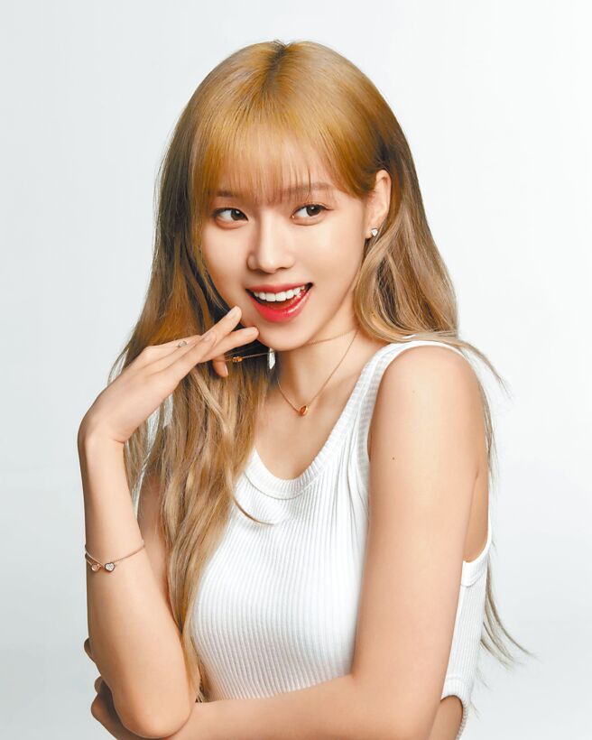 韓國女團aespa的Winter佩戴邦My Happy Hearts珠寶，十分甜美可人。（CHOPARD提供）