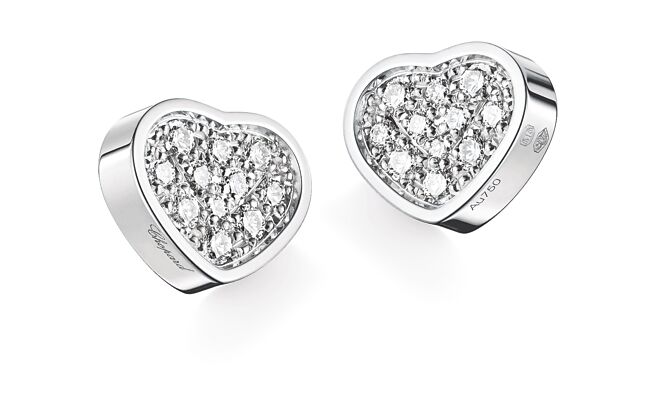 蕭邦My Happy Hearts鑽石愛心耳環，13萬元。（CHOPARD提供）