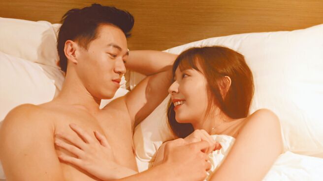 游書庭（左）上演大尺度床戲。（中視提供）