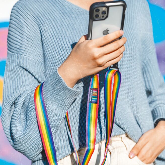 樂天市場上MYGOOD買好好買的背帶式手機防摔殼，1080元。（樂天市場提供）