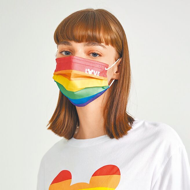 蝦皮購物的CACO MIT高濾親膚時尚口罩，彩虹米奇LOVE 10入款，原價250元，優惠價220元。（蝦皮購物提供）