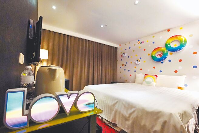 小鹿文娛台北館別「路境行旅」以無限多元為主題，打造清新繽紛的彩虹主題房，前來參加遊行的民眾，不妨趁此機會入住體驗。（小鹿文娛提供）