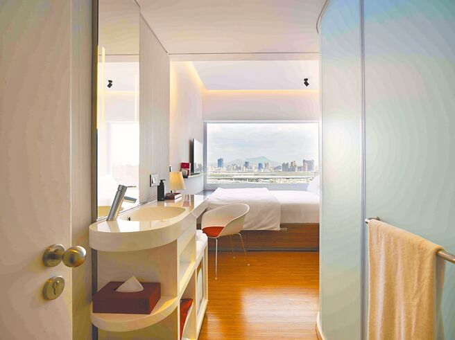 「台北北門世民酒店」是一間潮流設計酒店，客房裝潢富含現代感及流行風格，旅人也能以手機智能控制房內裝置。（Booking.com提供）