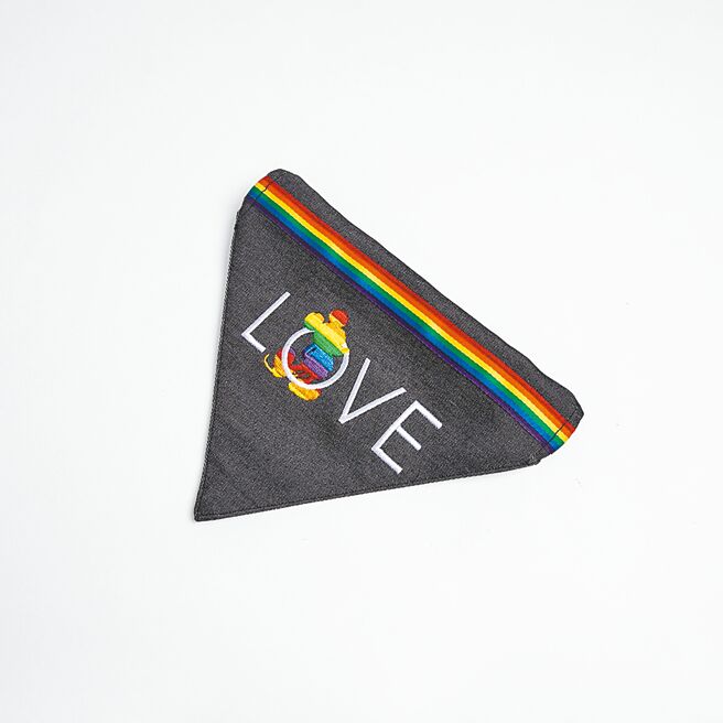 蝦皮購物的HOLA 迪士尼系列彩虹寵物領巾，優惠價499元。（蝦皮購物提供）