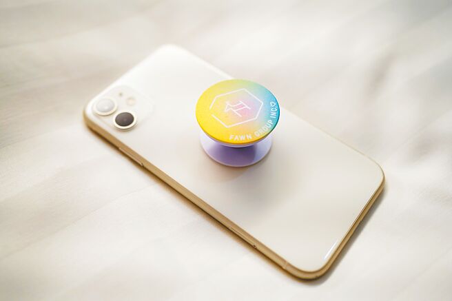 活動期間入住並免費加入小鹿文娛會員，即可獲得限量特製的「彩虹手機支架」及「彩虹幸運餅乾」。（小鹿文娛提供）