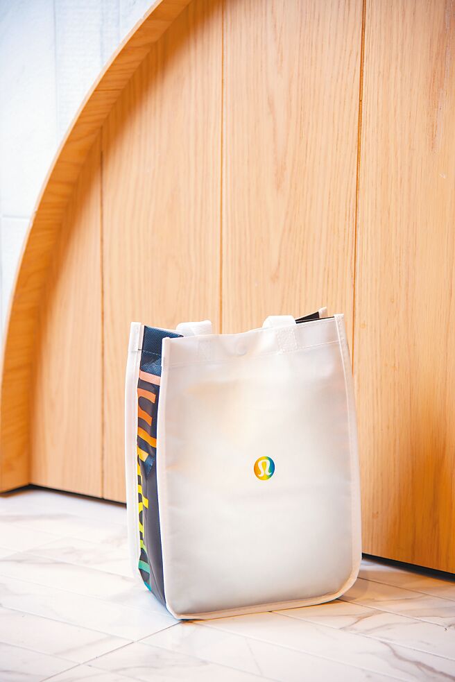 lululemon的Pride特別版購物提袋。（lululemon提供）