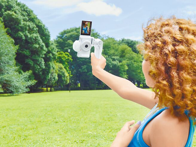 Sony ZV-1F可透过与蓝牙无线拍摄手把GP-VPT2BT连线，以方便控制变焦、拍摄及录影等功能，更可作为三脚架或直拍时提供更多元的拍摄应用。（Sony提供）