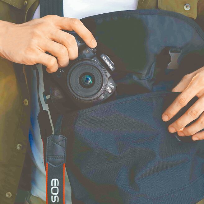 Canon EOS R10强调机身包含电池与SD卡、重量仅429g，还具备快速对焦、最高每秒23张连拍等功能。（Canon提供）