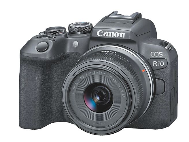 Canon EOS R10，单机身定价2万4000元，搭配RF-S 18-45mm F4.5-6.3 IS STM镜组，定价2万7000元。（Canon提供）