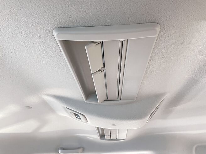 台版TOYOTA TOWN ACE较日版增加吸顶式送风系统，以因应台湾酷热的气候。（陈大任摄）