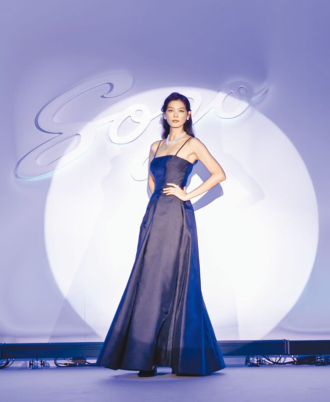 伊林名模林嘉绮为SOGO周年庆领衔走秀，展演全身价值5000万元的珠宝。（SOGO提供）