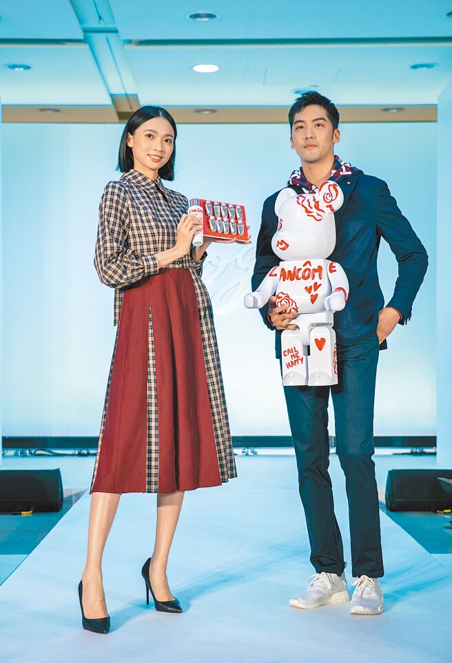 伊林模特儿群为SOGO周年庆走秀。（SOGO提供）