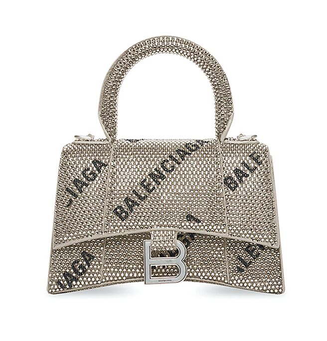 SOGO復兴馆BALENCIAGA HOURGLASS XS HANDBAG WITH CHAIN银色水钻沙漏包特殊款，售价22万5000元。（SOGO提供）