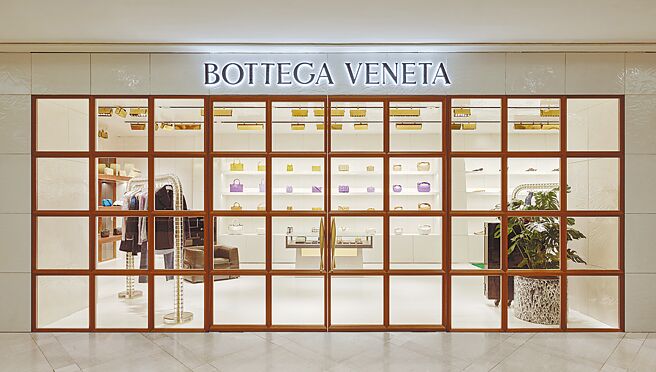 Bottega Veneta以木纹窗框打造外观，塑造温润明亮的店装。（Bottega Veneta提供）