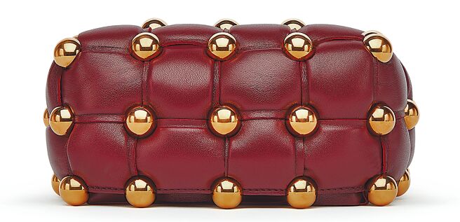 Bottega Veneta BOX深酒红金属装饰编织收纳盒，13万1300元。（Bottega Veneta提供）