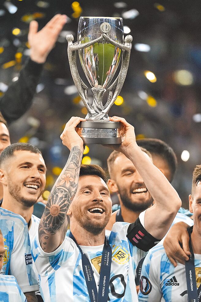 梅西今年率領阿根廷在南美－歐洲冠軍盃擊敗義大利，舉起金盃。（美聯社）