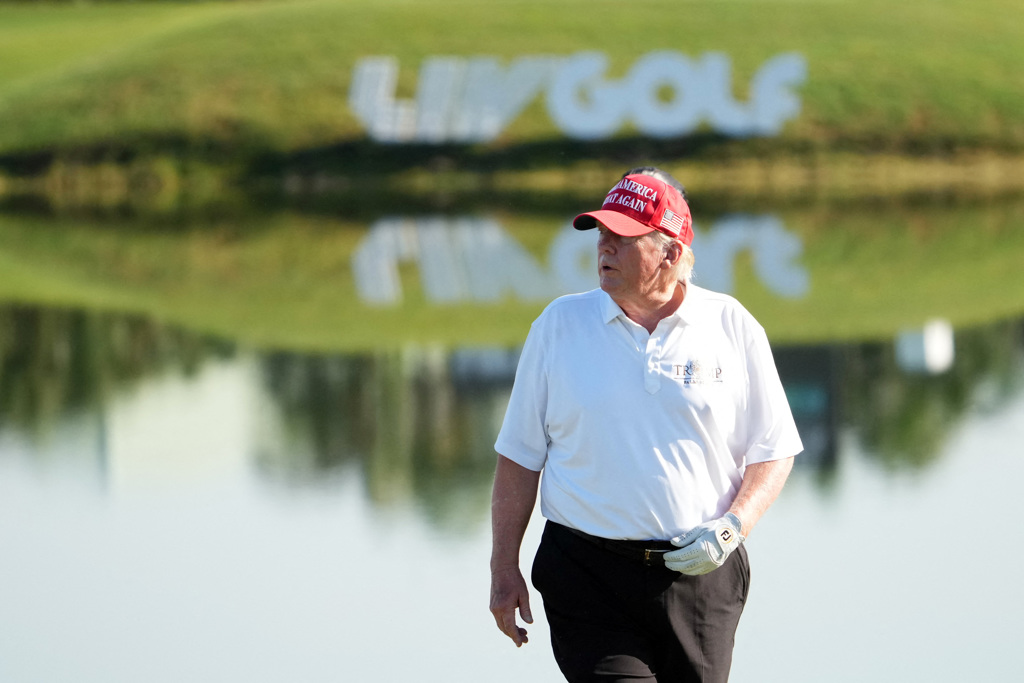 美国前总统川普（Donald Trump）出席 LIV高尔夫系列赛前的职业业余配对赛。（路透社）(photo:ChinaTimes)