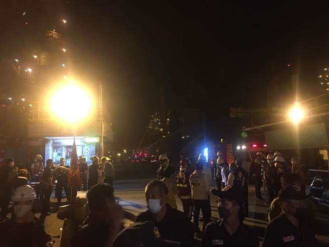 中油大林炼油厂第三重油脱硫工场27日深夜发生气爆，火势稍早已控制。（崔正纲摄）
