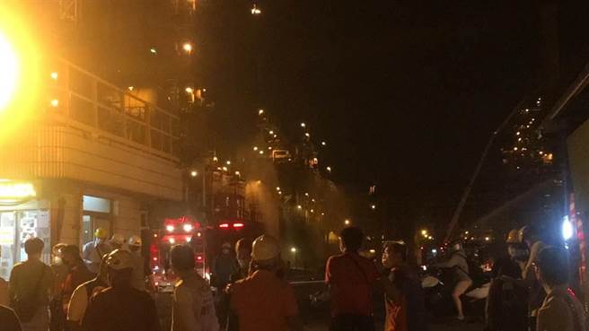 中油大林炼油厂第三重油脱硫工场27日深夜发生气爆，火势稍早已控制。（崔正纲摄）