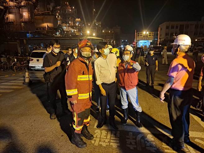 中油大林煉油廠第三重油脫硫工場27日深夜發生氣爆，高雄市長陳其邁第一時間急奔現場坐鎮，他震怒痛斥，中油非常不應該，已勒令第三重油加氫脫硫工全面停工檢查，並且重罰530萬元。（柯宗緯翻攝）