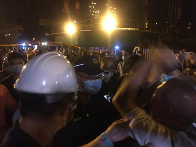 大林炼油厂发生火警，居民到场抗议。（崔正纲摄）