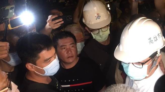 居民围着陈其迈表达诉求。（崔正纲摄）