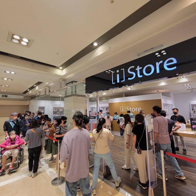 顾客于天母新光三越istore排队入场。（新光三越提供）
