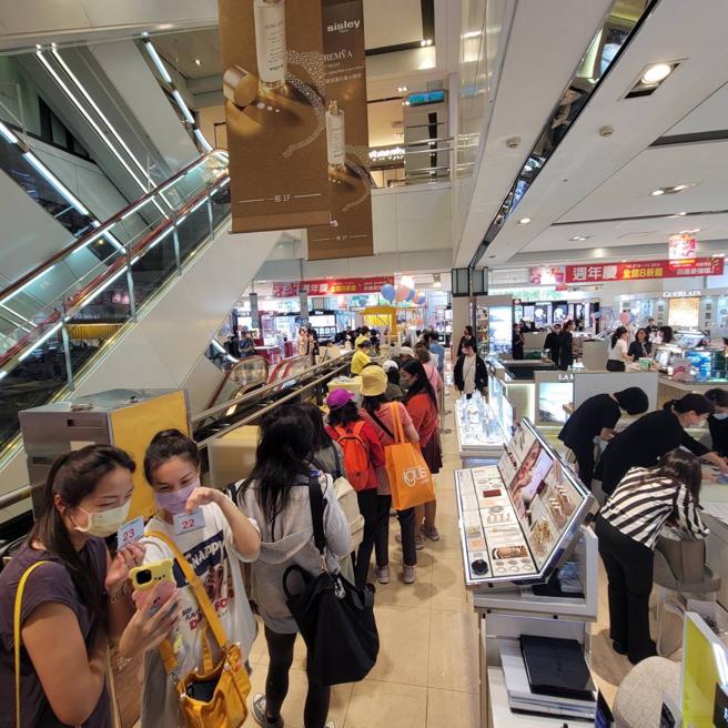 顾客排队购买PABLO甜点。（新光三越提供）