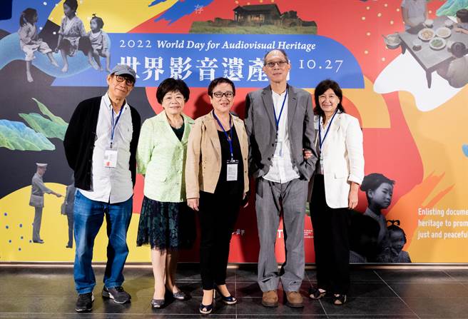 《油麻菜籽》主创团队，剪接师廖庆松（左起）、作家廖辉英、陈秋燕、导演万仁、苏明明时隔数十年再度聚首。（国家影视听中心提供）