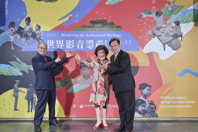 影视听中心董事长蓝祖蔚与今年度捐赠与赞助中心文物的致词代表人周游「阿姑」与先生李朝永，开心合影。（国家影视听中心提供）