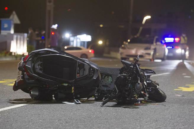 台北市北投区大度路三段与中央北路四段路口28日深夜发生一起死亡车祸。（杜宜谙摄）