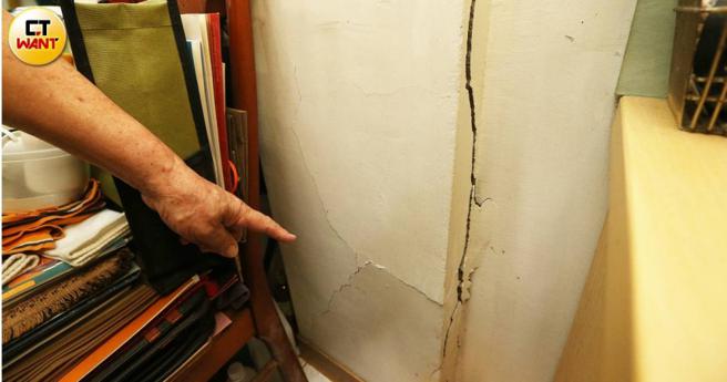 陈姓屋主指着屋内梁柱的裂缝，怀疑这是万大线捷运动工惹的祸。（图／赵世勋摄）