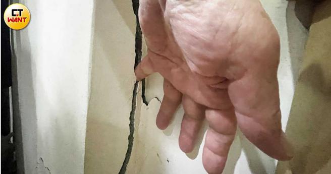 陈姓屋主指出，从万大线捷运动工以来，家中的梁柱、墙壁就出现裂隙，甚至大到可以伸进一只手指。（图／赵世勋摄）