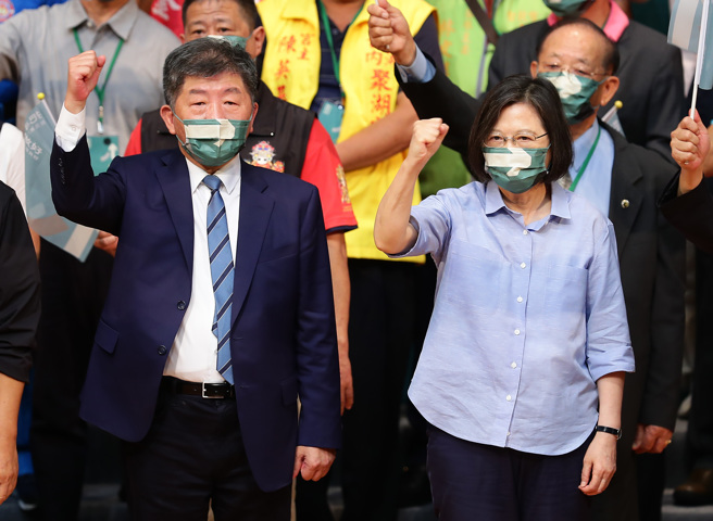 圖為民進黨主席蔡英文（右）與台北市長參選人陳時中（左）。（資料照,季志翔攝）