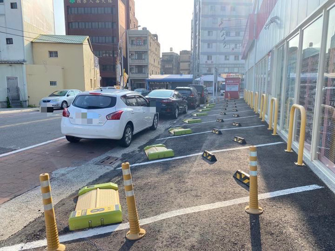 路邊違停整排「封印車格」，引起網友討論。（圖／翻攝自爆廢公社公開版）