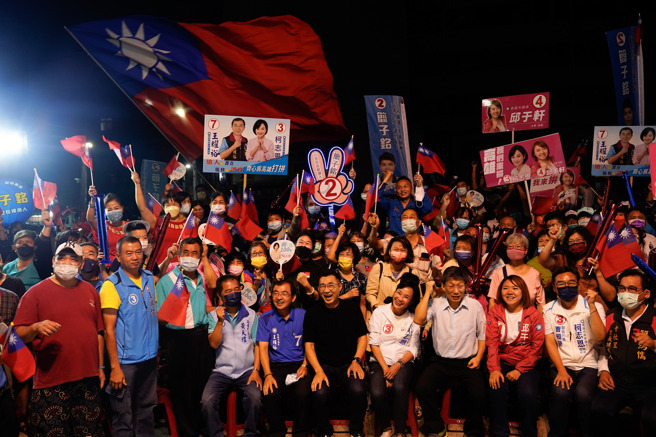 国民党高雄市长候选人柯志恩（前排右五）。（图／取自柯志恩脸书）