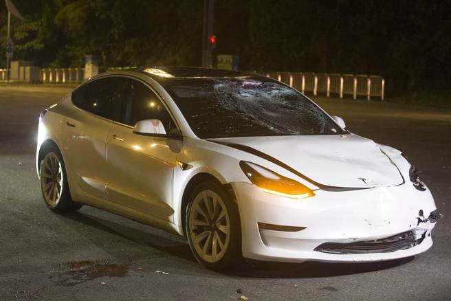 由于撞击力道强大，自小客车前挡风玻璃整片碎裂。（杜宜谙摄）