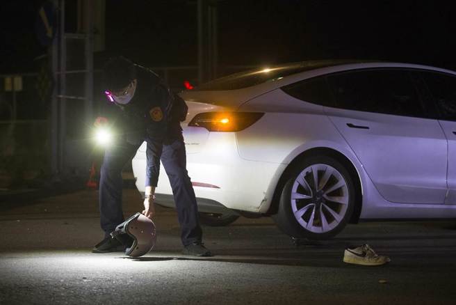 由于撞击力道强大，自小客车前挡风玻璃整片碎裂。（杜宜谙摄）