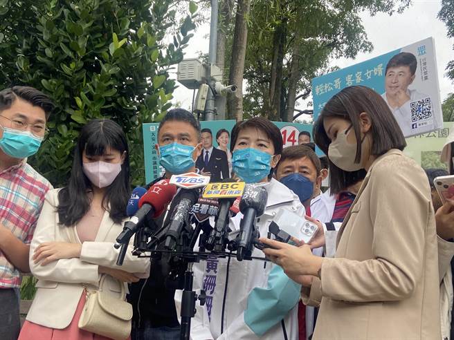 无党籍台北市长候选人黄珊珊今上午前往大安森林公园拜访晨运民眾，会后受访。（陈薏云摄）